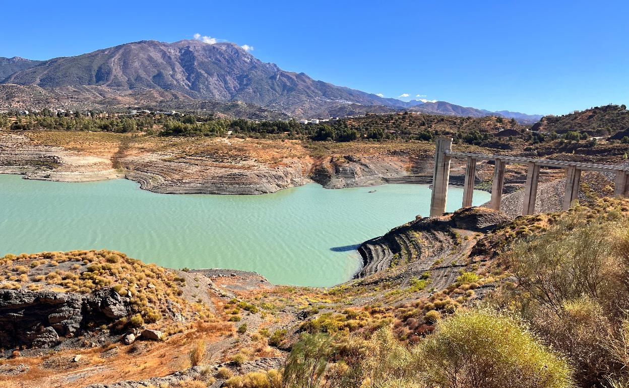 El embalse de La Viñuela está al 9,5% de su capacidad, con apenas 15,7 hectómetros cúbicos. 