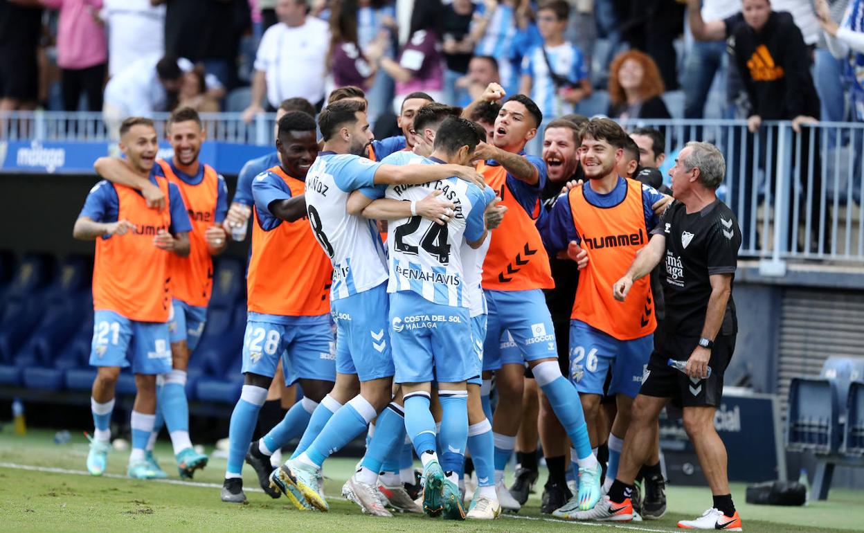 El Málaga celebra un gol ante el Lugo, en el único triunfo en La Rosaleda en todo el año 2022. 