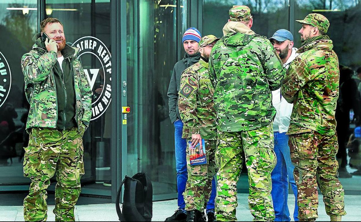 Varios hombres uniformados vigilan la entrada de la nueva sede del grupo Wagner en San Petersburgo