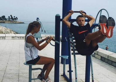 Imagen secundaria 1 - Arriba, Rune entrenándose en el Club de Tenis Málaga; abajo, junto a su hermana Alma en el gimnasio al aire libre del Morlaco y en la playa de la capital. 