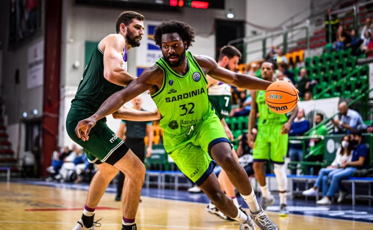 Onuaku se va de Kravish en el partido que jugaron el Sassari y el Unicaja al comienzo de la temporada. 