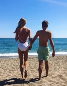 Imagen secundaria 2 - Arriba, Rune entrenándose en el Club de Tenis Málaga; abajo, junto a su hermana Alma en el gimnasio al aire libre del Morlaco y en la playa de la capital. 