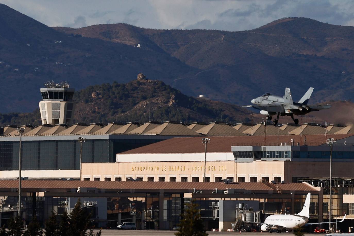 Cazas F-18 sobrevuelan el entorno del Aeropuerto y la Bahía de Málaga. 