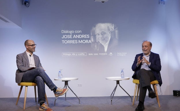 El periodista de SUR Javier López junto a Torres Mora, en el encuentro de La Malagueta. 