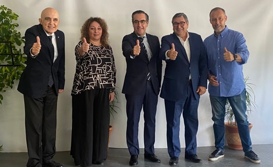 Autoridades de la ONG, la Junta y el Ayuntamiento, este miércoles en Torre del Mar. 