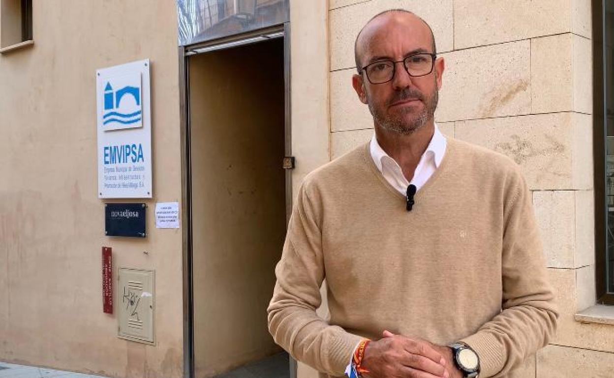 El edil del PP en la oposición de Vélez-Málaga, Luis García, este miércoles junto a la sede de Emvipsa. 