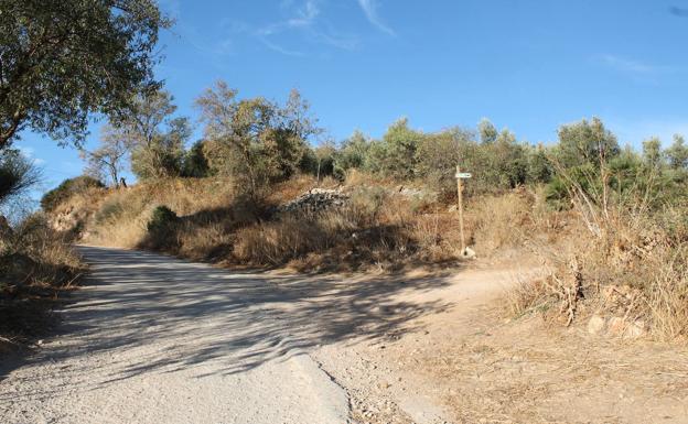 Bifurcación que hay que tomar a la derecha casi a los dos kilómetros.