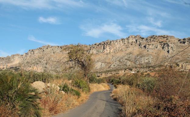 Esta ruta llega al Torcal Alto, bordeando en primer lugar la sierra