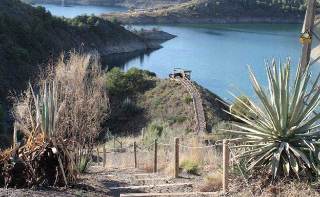 Camino con escalones para acceder al observatorio de aves.