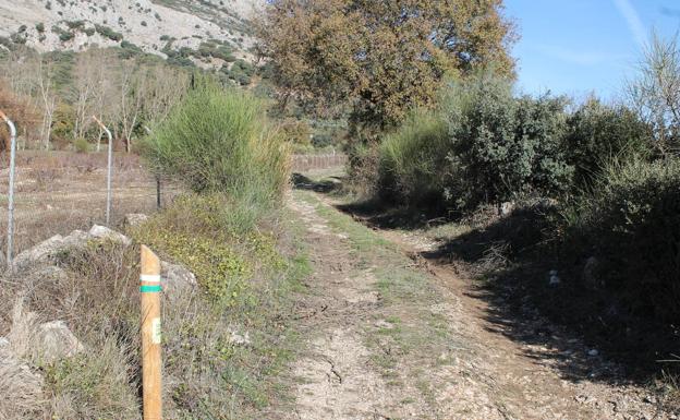 Hay un tramo algo pedregoso que es necesario pasar para llegar a la carretera MA-4152