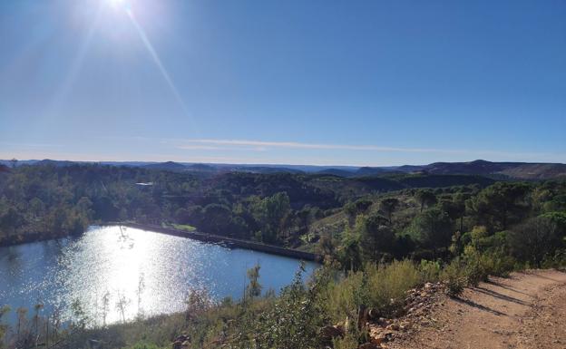 A los pies el embalse de Tumbanales II (al fondo, Nerva).