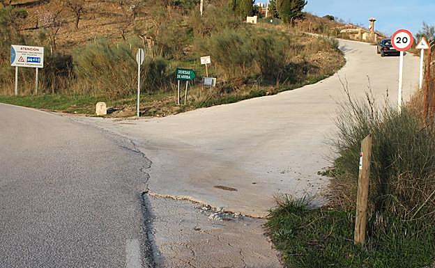 Carril asfaltado por el que se comienza un importante ascenso