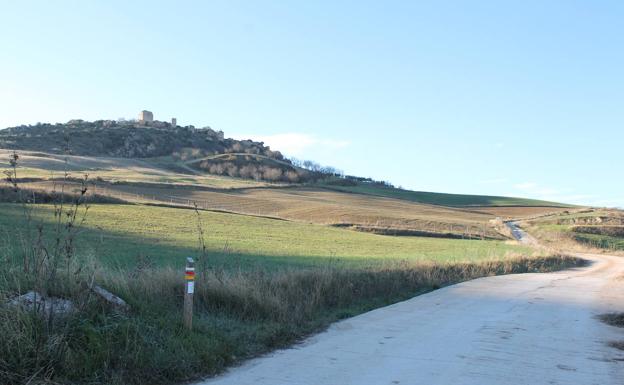 A la izquierda del camino está la fortaleza del Turón.