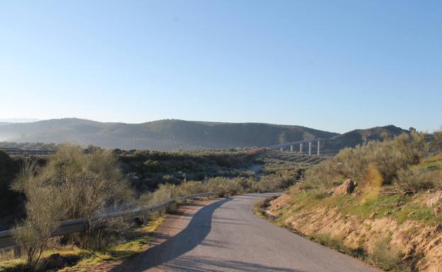 Descenso hacia la ribera del Genil por carril asfaltado