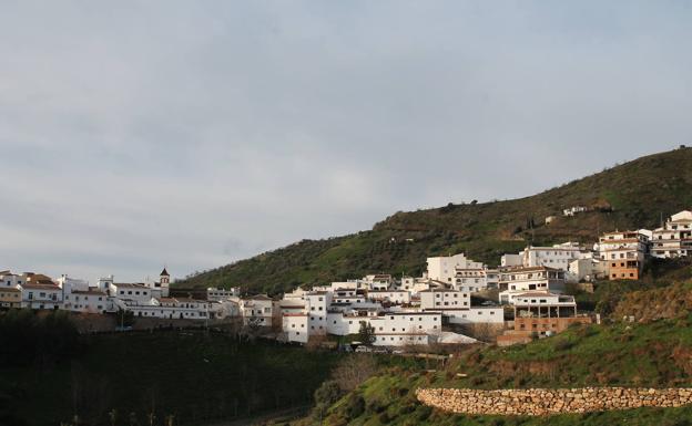 Por el camino de la Serrana la ruta se aleja de Moclinejo