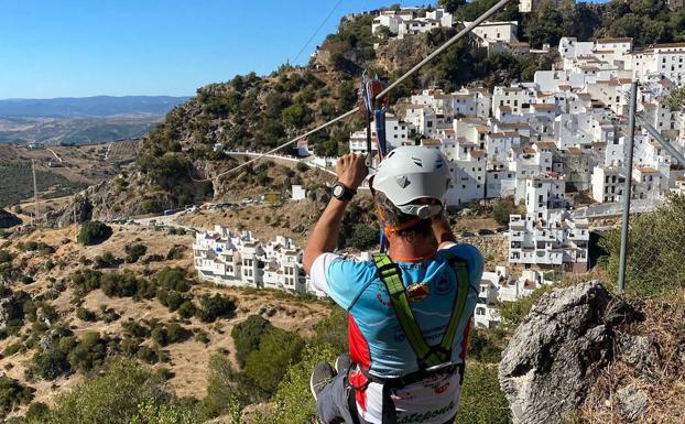 Vértigo en Casares: reabre su tirolina de 300 metros de longitud