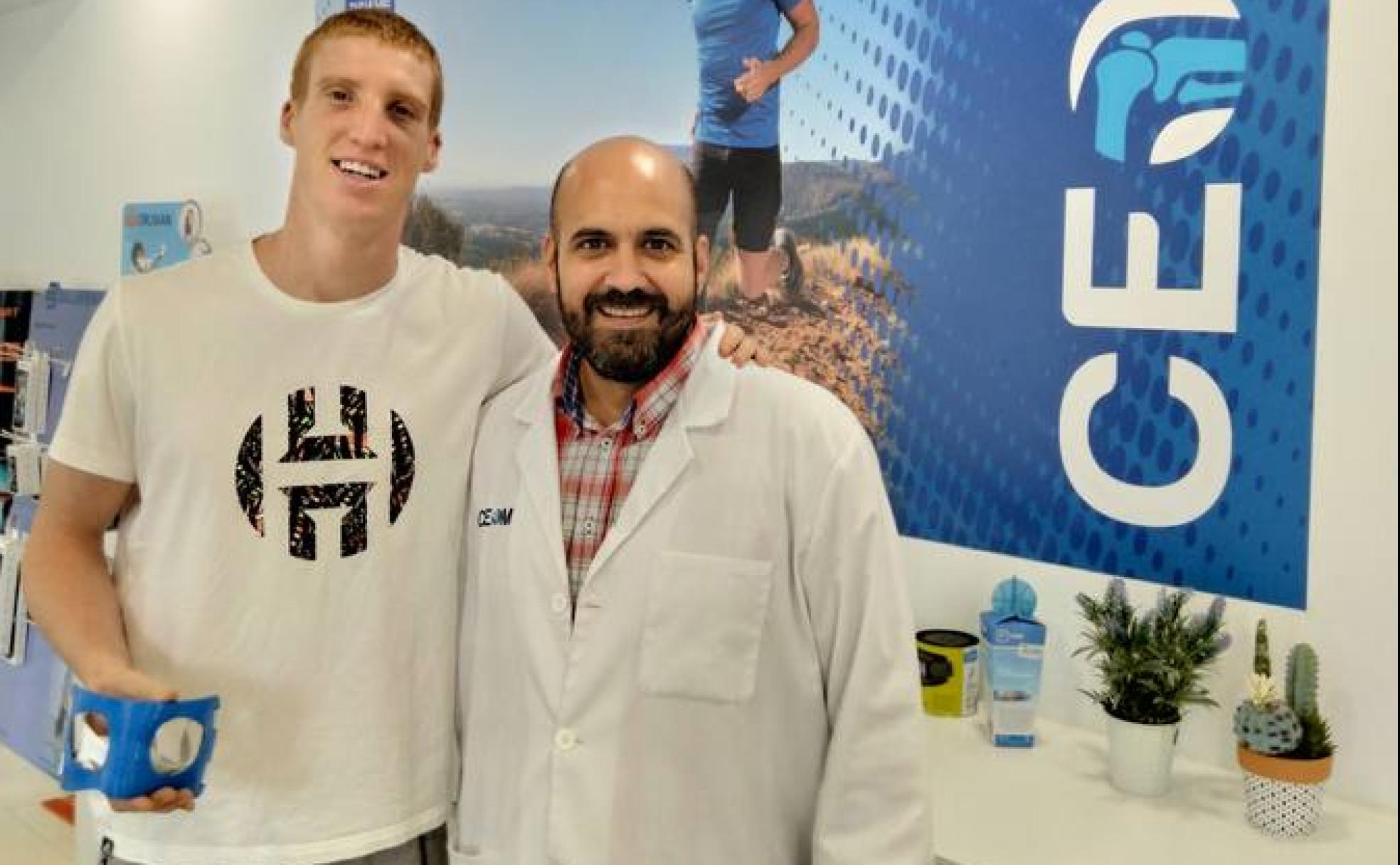 Alberto Díaz y Antonio Padilla posan el día que el base recogió la máscara con la que está jugando desde hace varias semanas tras romperse la nariz. 