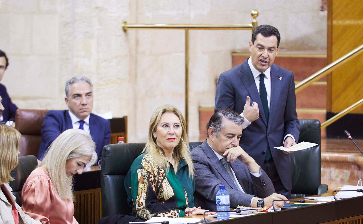 Juanma  Moreno interviene en el pleno del Parlamento. 