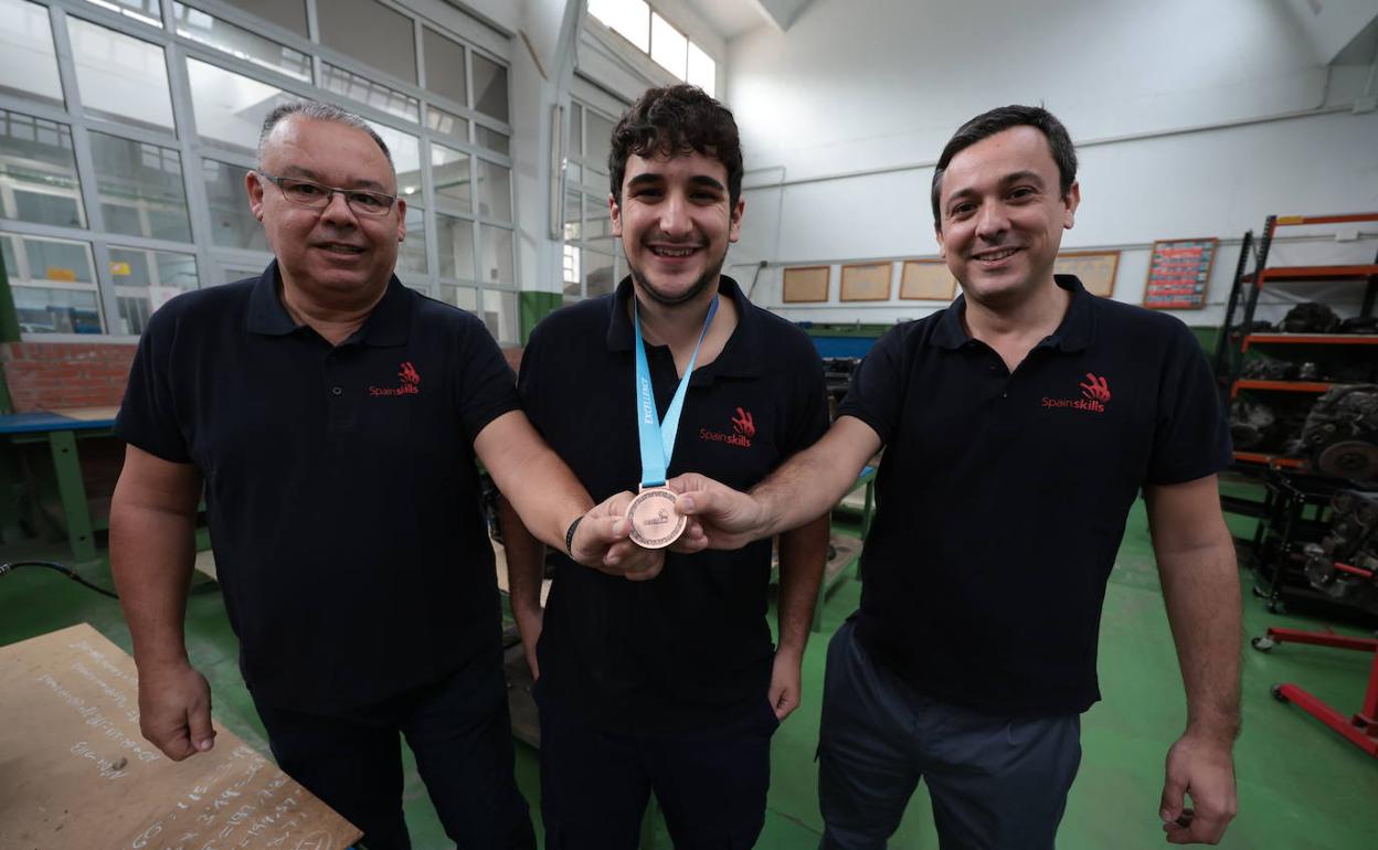 Javier López, con su tutor, Francisco Rodríguez (izquierda), y con Álvaro Sánchez, experto, ambos profesores del IES La Rosaleda. 