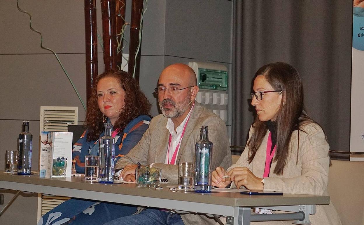 Los oncólogos Ana Laura Ortega, Antonio Rueda y Elisabeth Pérez. 