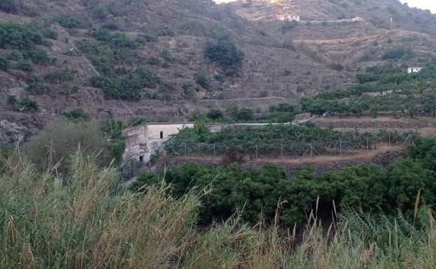 Imagen principal - Arriba, Molino de Batarxis, conocido hoy como Molino la Martina, en el cauce del río Algarrobo; abajo a la izquierda, reunión de varios integrantes de la asociación con responsables de la Mancomunidad Oriental y de APTA, y a la derecha, Fuente de Zuheyla en Arenas. 