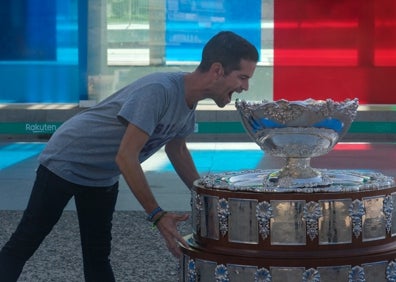 Imagen secundaria 1 - Aficionados, en diferentes gestos a la hora de posar con el trofeo o tratando de captar detalles del mismo. 