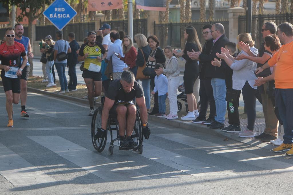 Miles de corredores participan en esta prueba que discurre por 21.097 metros homologados por la Real Federación Española de Atletismo, con sólo diez curvas y seis metros de desnivel desde el punto más alto al más bajo del recorrido.