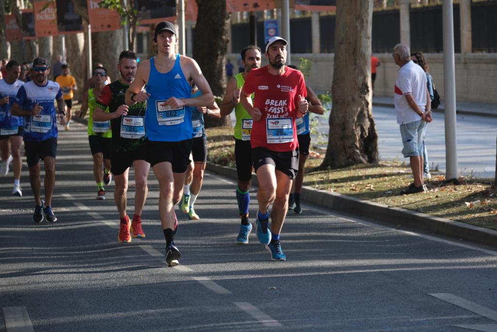 Miles de corredores participan en esta prueba que discurre por 21.097 metros homologados por la Real Federación Española de Atletismo, con sólo diez curvas y seis metros de desnivel desde el punto más alto al más bajo del recorrido.