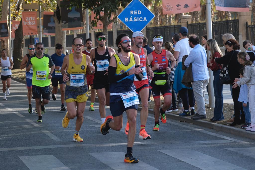 Miles de corredores participan en esta prueba que discurre por 21.097 metros homologados por la Real Federación Española de Atletismo, con sólo diez curvas y seis metros de desnivel desde el punto más alto al más bajo del recorrido.