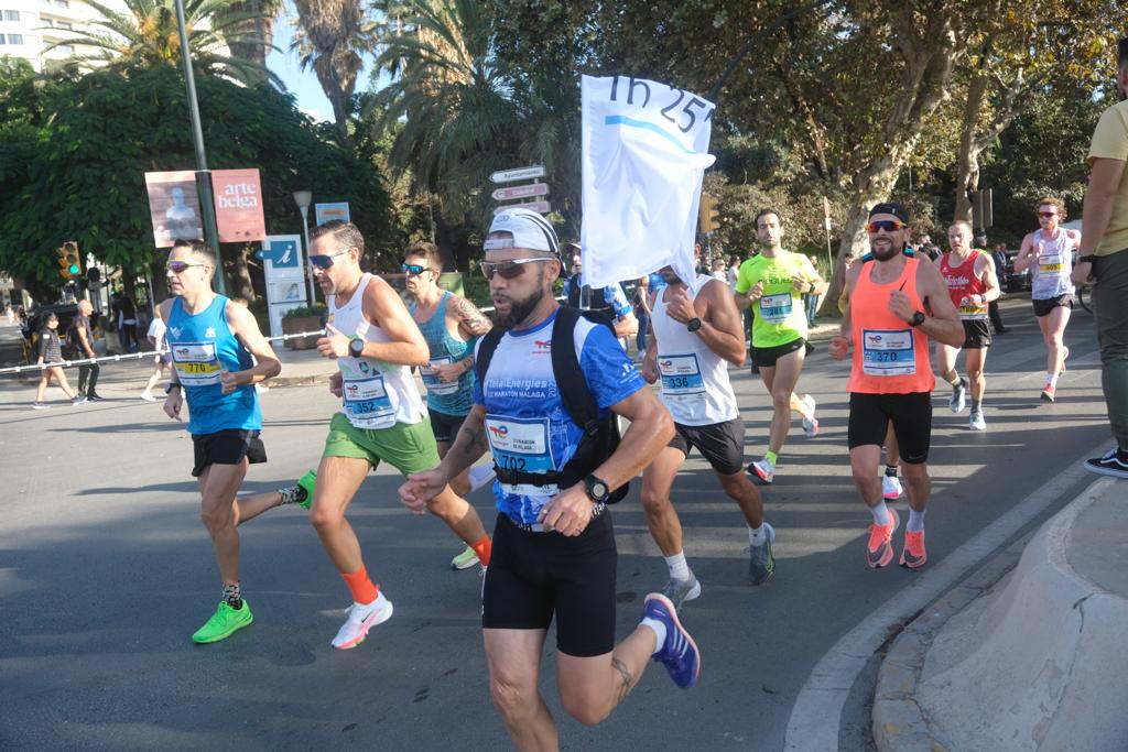 Miles de corredores participan en esta prueba que discurre por 21.097 metros homologados por la Real Federación Española de Atletismo, con sólo diez curvas y seis metros de desnivel desde el punto más alto al más bajo del recorrido.