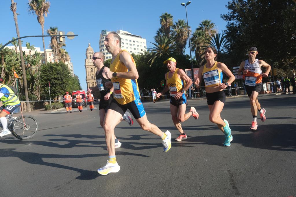 Miles de corredores participan en esta prueba que discurre por 21.097 metros homologados por la Real Federación Española de Atletismo, con sólo diez curvas y seis metros de desnivel desde el punto más alto al más bajo del recorrido.