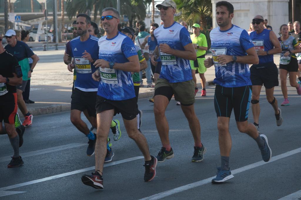 Miles de corredores participan en esta prueba que discurre por 21.097 metros homologados por la Real Federación Española de Atletismo, con sólo diez curvas y seis metros de desnivel desde el punto más alto al más bajo del recorrido.