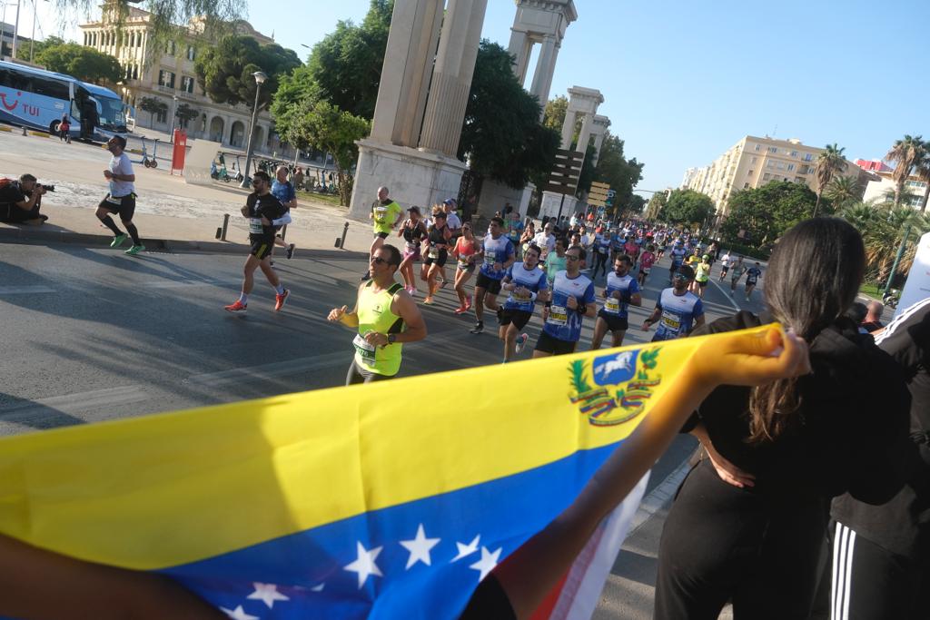 Miles de corredores participan en esta prueba que discurre por 21.097 metros homologados por la Real Federación Española de Atletismo, con sólo diez curvas y seis metros de desnivel desde el punto más alto al más bajo del recorrido.