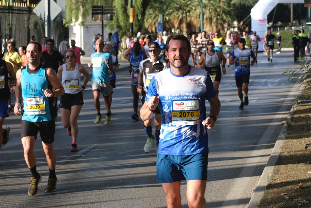 Miles de corredores participan en esta prueba que discurre por 21.097 metros homologados por la Real Federación Española de Atletismo, con sólo diez curvas y seis metros de desnivel desde el punto más alto al más bajo del recorrido.