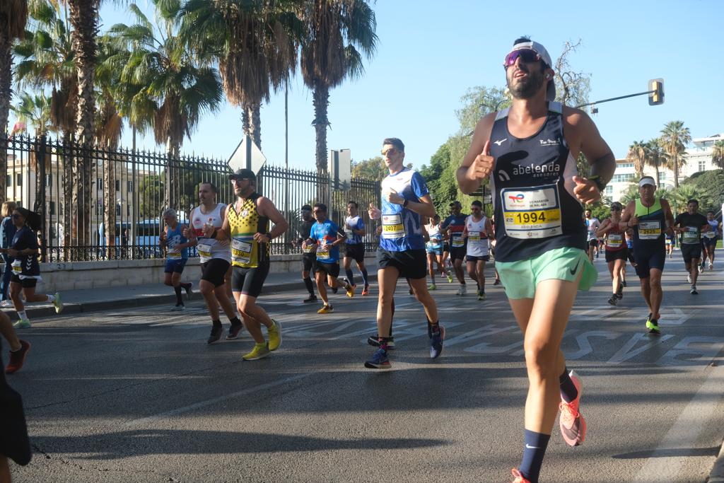 Miles de corredores participan en esta prueba que discurre por 21.097 metros homologados por la Real Federación Española de Atletismo, con sólo diez curvas y seis metros de desnivel desde el punto más alto al más bajo del recorrido.