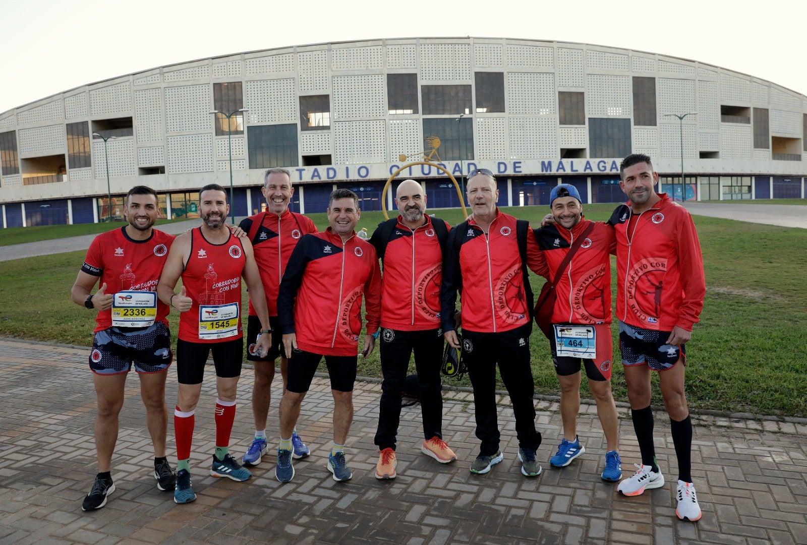 Miles de corredores participan en esta prueba que discurre por 21.097 metros homologados por la Real Federación Española de Atletismo, con sólo diez curvas y seis metros de desnivel desde el punto más alto al más bajo del recorrido.