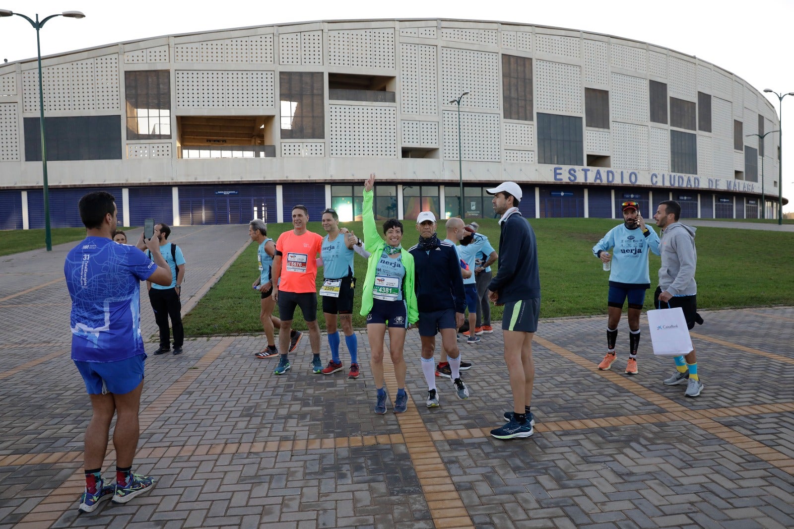 Miles de corredores participan en esta prueba que discurre por 21.097 metros homologados por la Real Federación Española de Atletismo, con sólo diez curvas y seis metros de desnivel desde el punto más alto al más bajo del recorrido.