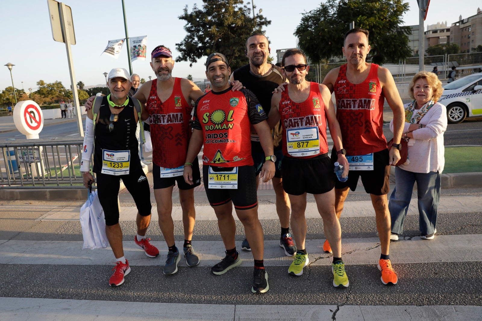 Miles de corredores participan en esta prueba que discurre por 21.097 metros homologados por la Real Federación Española de Atletismo, con sólo diez curvas y seis metros de desnivel desde el punto más alto al más bajo del recorrido.