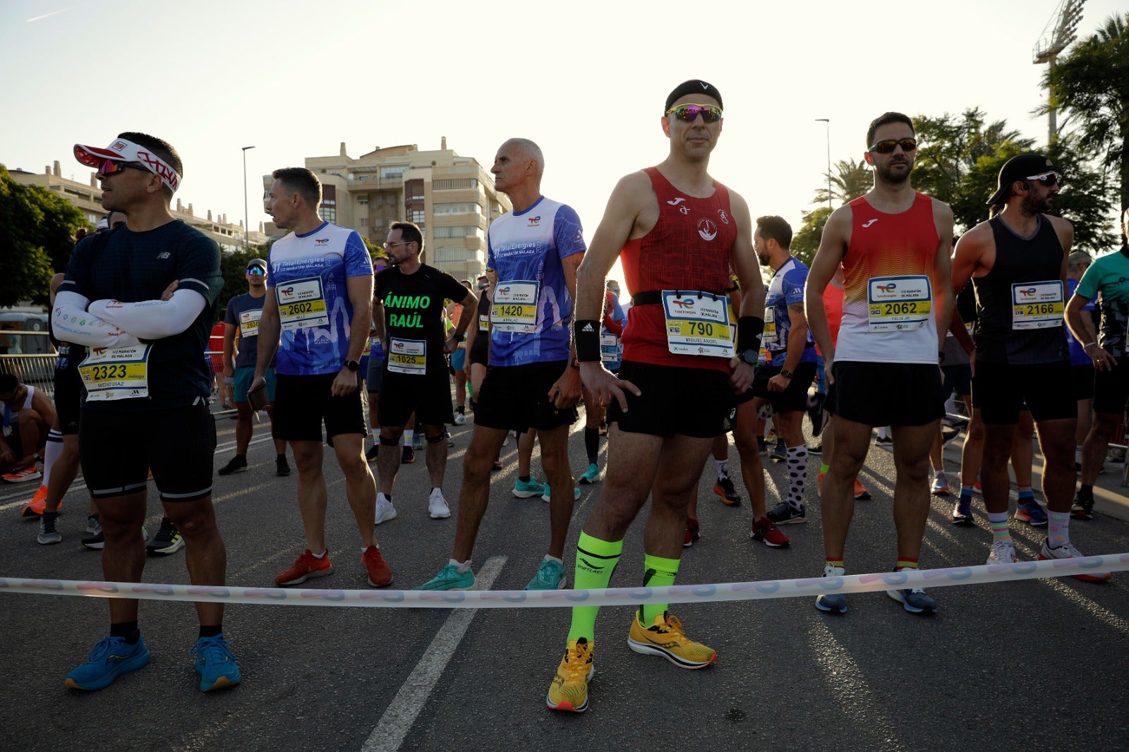 Miles de corredores participan en esta prueba que discurre por 21.097 metros homologados por la Real Federación Española de Atletismo, con sólo diez curvas y seis metros de desnivel desde el punto más alto al más bajo del recorrido.