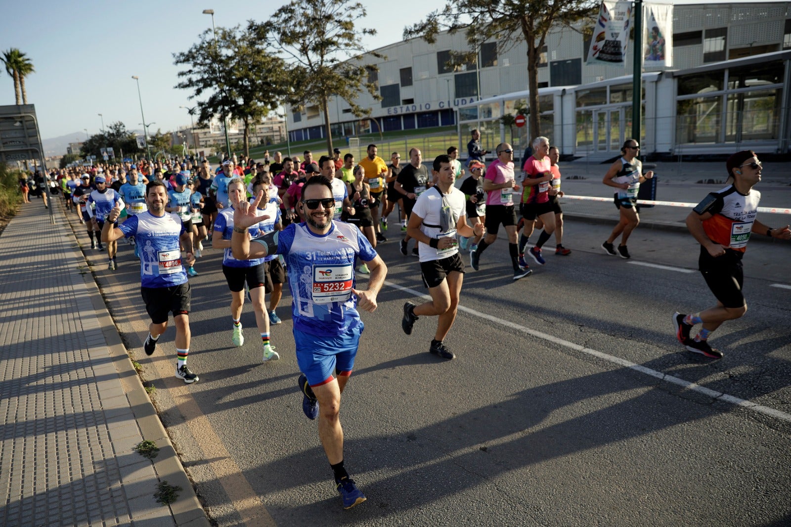 Miles de corredores participan en esta prueba que discurre por 21.097 metros homologados por la Real Federación Española de Atletismo, con sólo diez curvas y seis metros de desnivel desde el punto más alto al más bajo del recorrido.