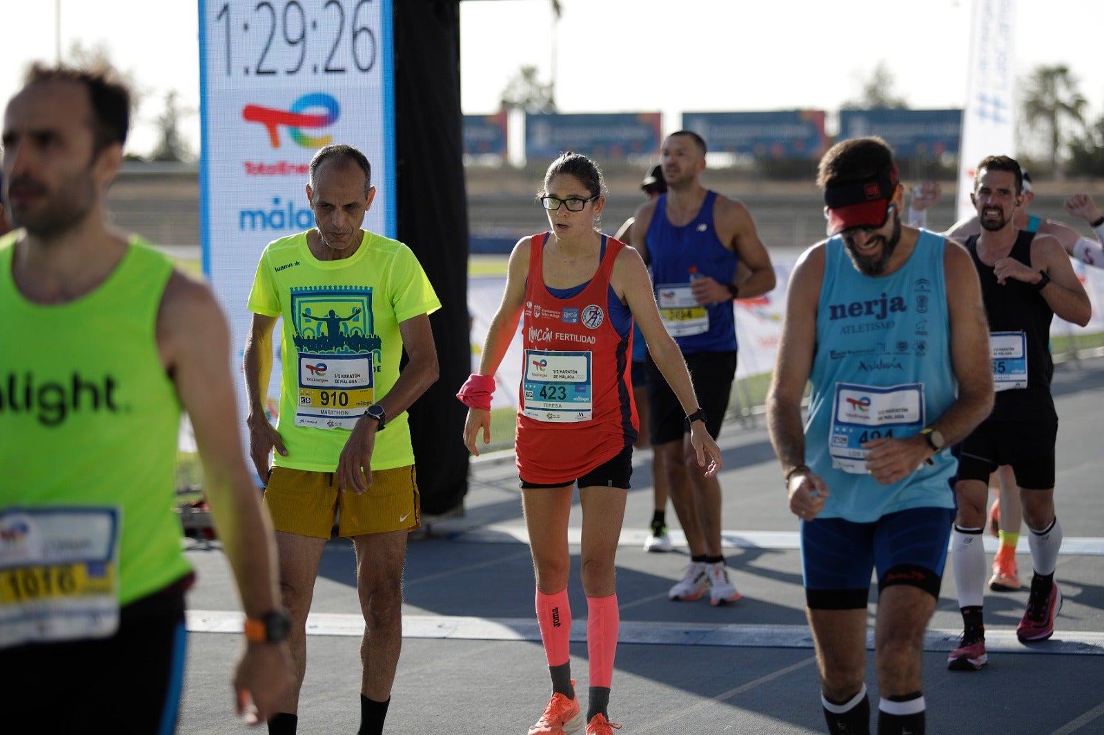 Miles de corredores participan en esta prueba que discurre por 21.097 metros homologados por la Real Federación Española de Atletismo, con sólo diez curvas y seis metros de desnivel desde el punto más alto al más bajo del recorrido.