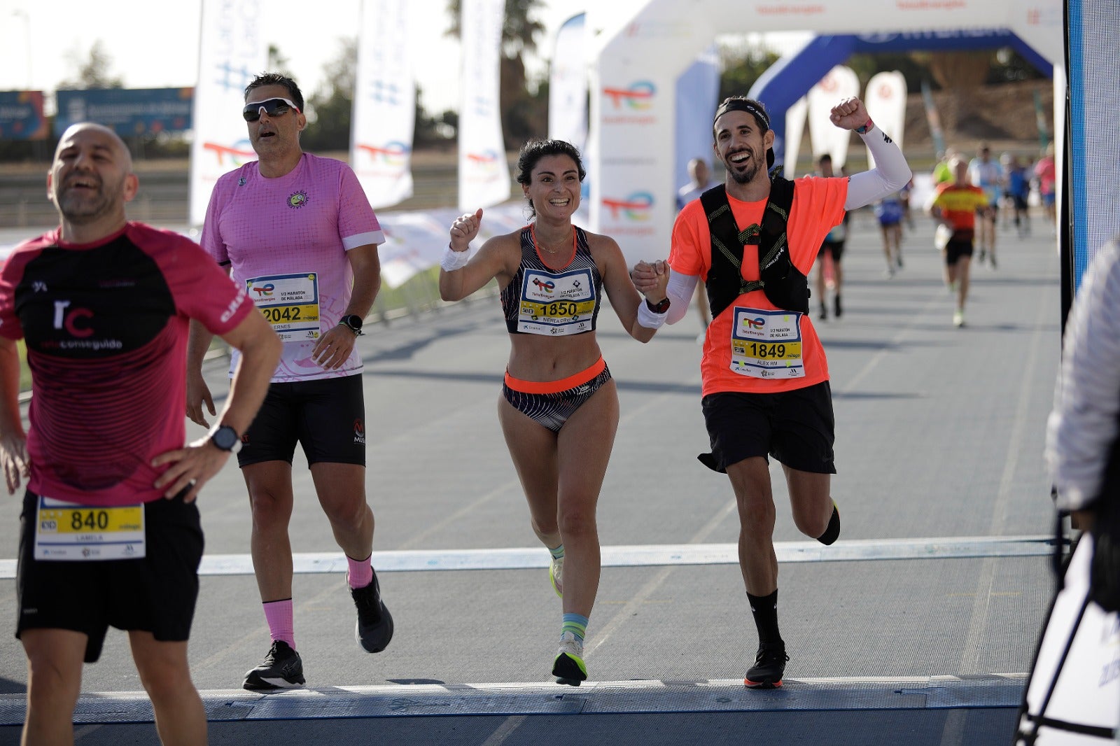 Miles de corredores participan en esta prueba que discurre por 21.097 metros homologados por la Real Federación Española de Atletismo, con sólo diez curvas y seis metros de desnivel desde el punto más alto al más bajo del recorrido.