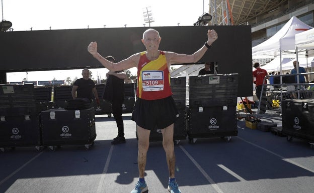 El malagueño Miguel García Velasco (86 años), en su llegada a la meta a las 12.34 horas de la mañana. 