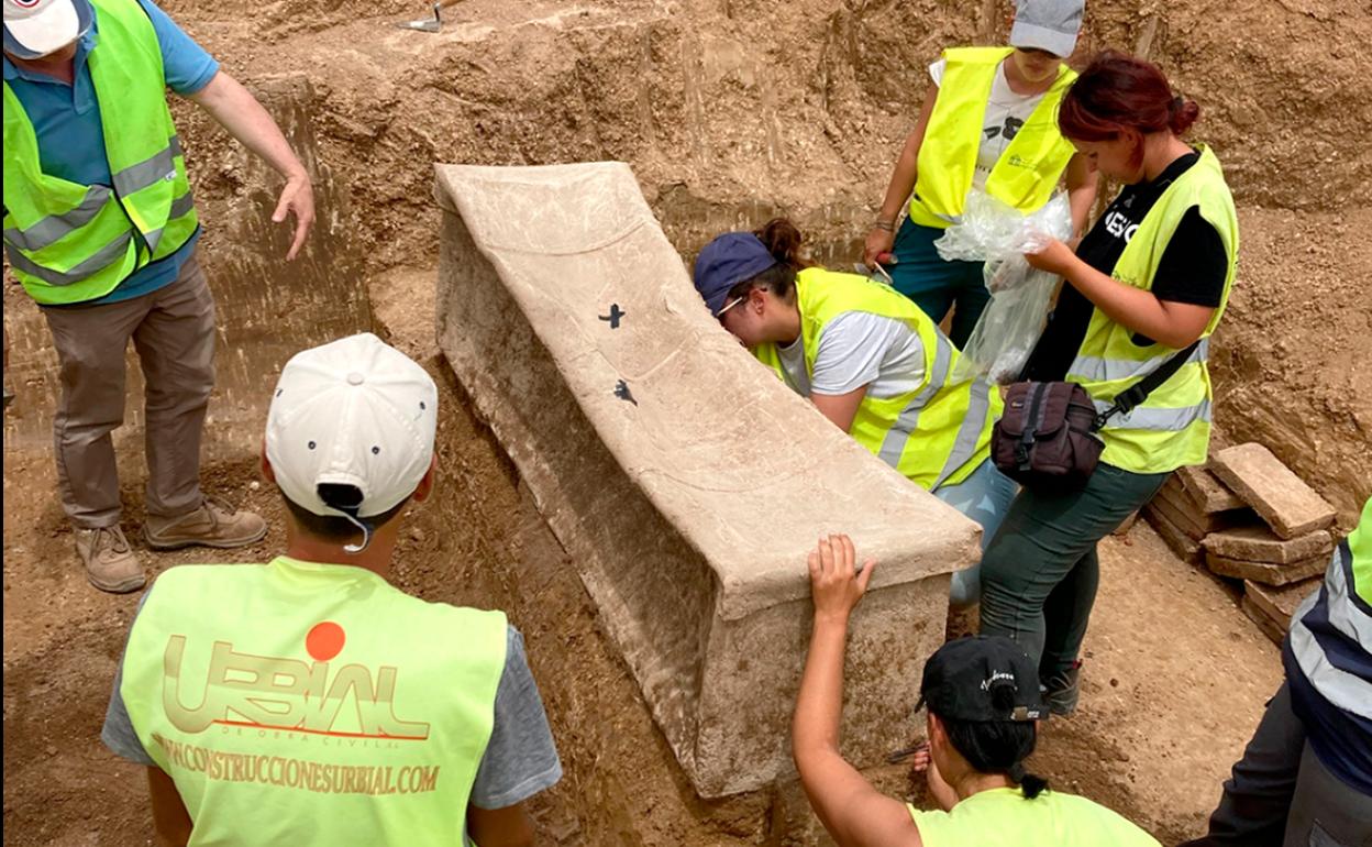 La necrópolis romana que yace bajo el Puerto Seco de Antequera | Diario Sur