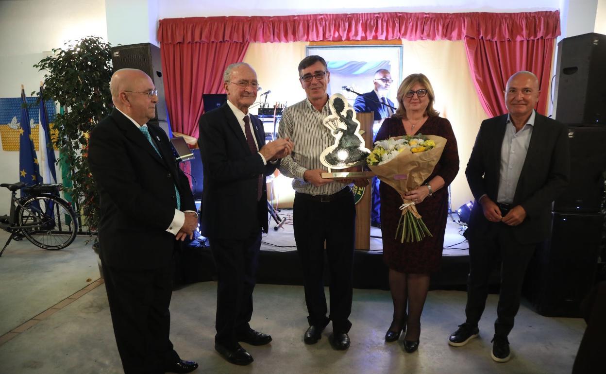 La familia de Alberto Díaz y el presidente del Unicaja recogen el premio Malagueño de Pura Cepa. 