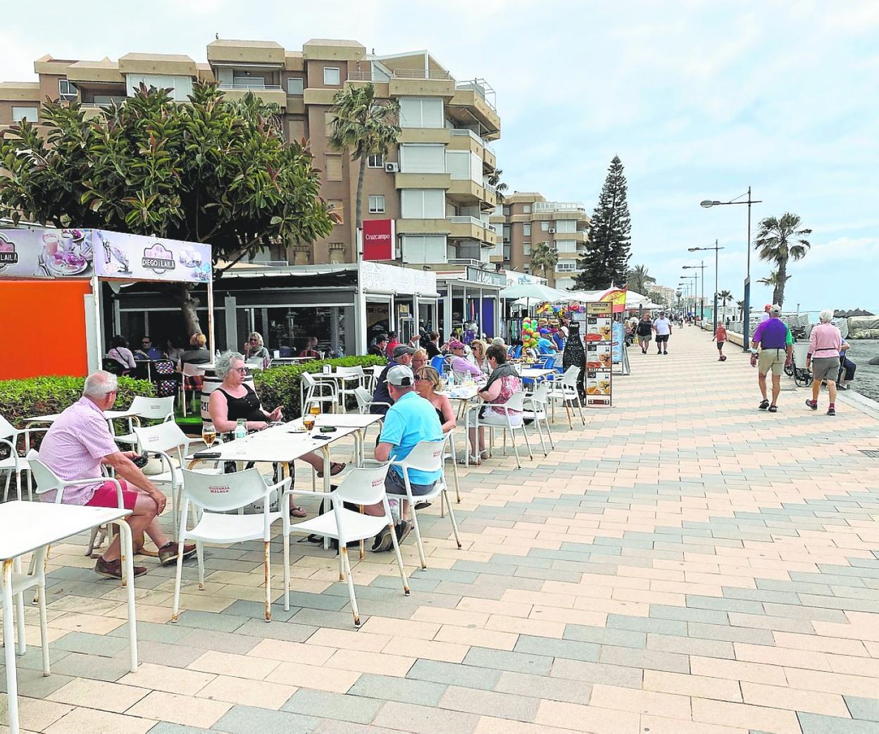 Imagen del paseo marítimo de Ferrara en Torrox-Costa, repleto de terrazas de hostelería. 