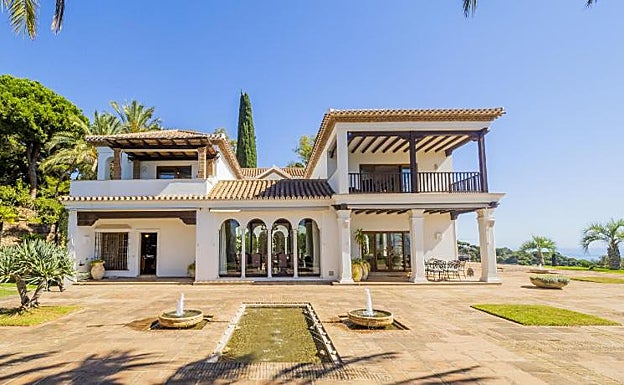 Imagen de la exclusiva residencia y las terrazas a la bahía de Málaga desde Pinares de San Antón. 