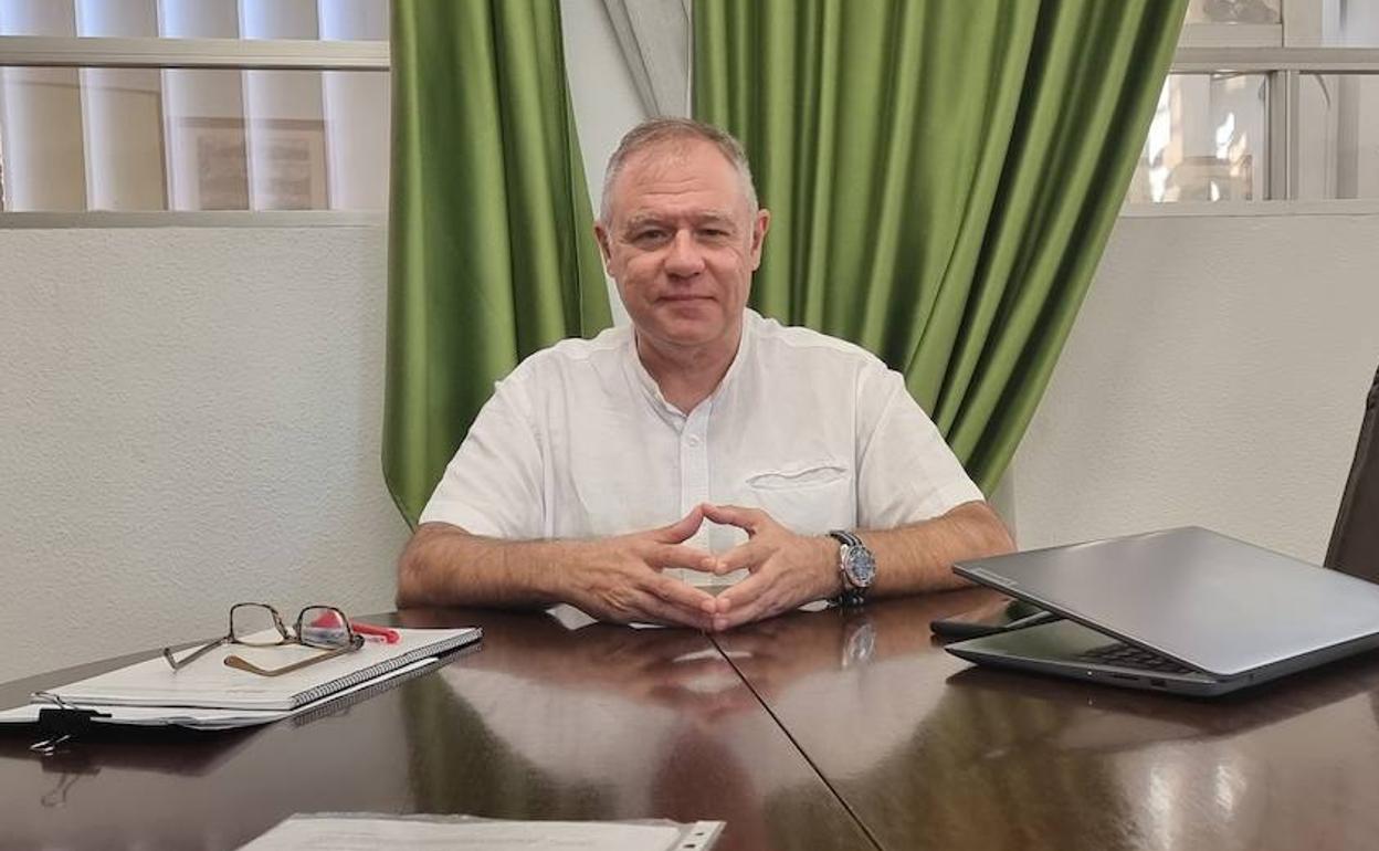 El decano de la Facultad de Ciencias, Antonio Flores, en su despacho. 