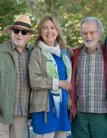 Imagen secundaria 2 - En la primera foto, Miguel Rellán y Antonio Resines, en una pausa del rodaje en los jardines del Pez España de Torremolinos. En la segunda, rodaje de una escena, y en la tercera, Manuel Galiana, Carmen Arévalo y Fernando Colomo, que acompañan a los protagonistas. 