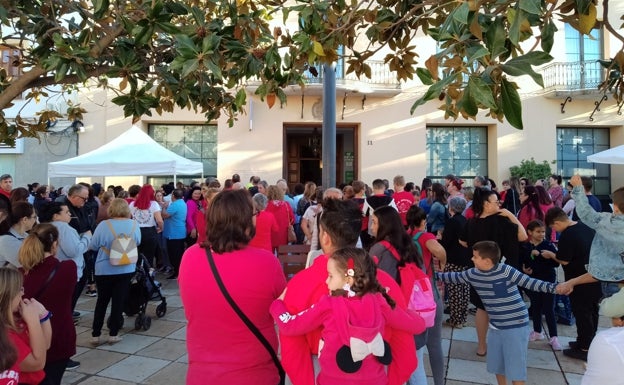 Imagen principal - Tres imágenes de la protesta que han protagonizado este lunes los progenitores del colegio veleño ante el Ayuntamiento. 